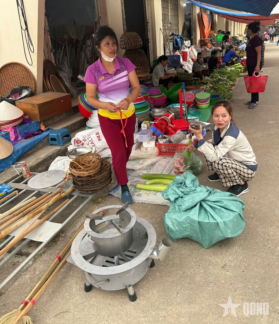 Giá gas tăng, bếp củi đắt hàng ở chợ quê